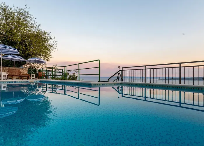 Apartment Seaview With Swimming Pool & Parking