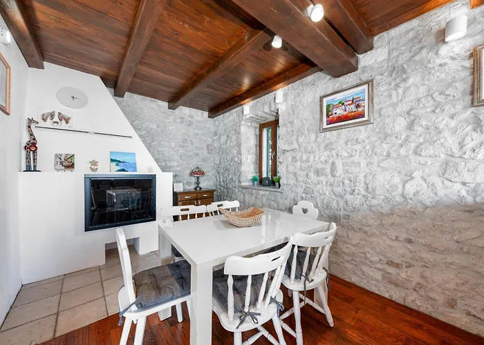 Apartment Seaview With Swimming Pool & Parking